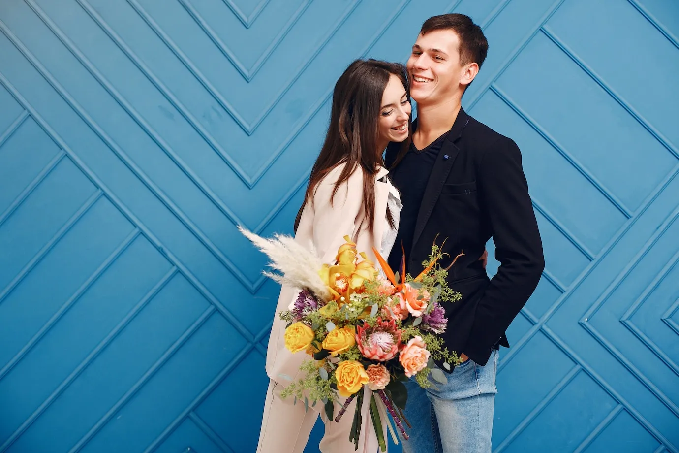 florist makes beautiful bouquet
